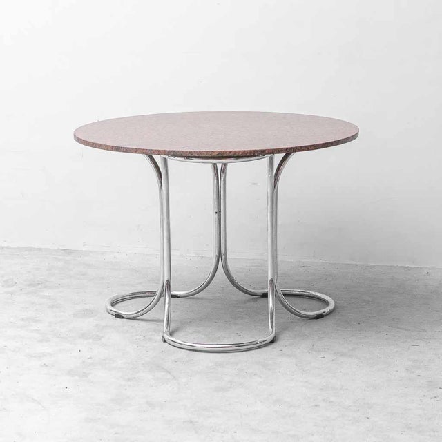 Round table in the Giotto Stoppino style. Marble top with metal frame. Made in the 1970s. Good condition. See photos.