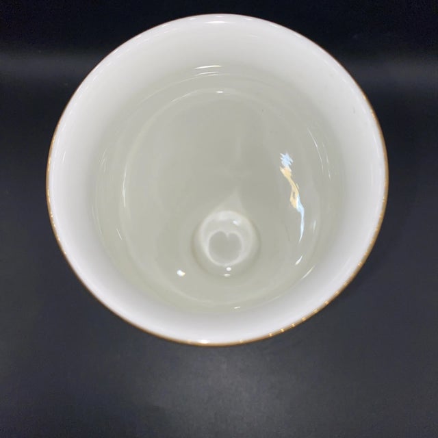 1990s Vintage Wedgwood Bone China England HummingBird Vase For Sale - Image 5 of 5