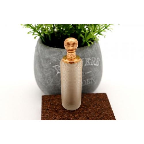 Perfume Bottle in Glass and 15k Gold For Sale - Image 4 of 5