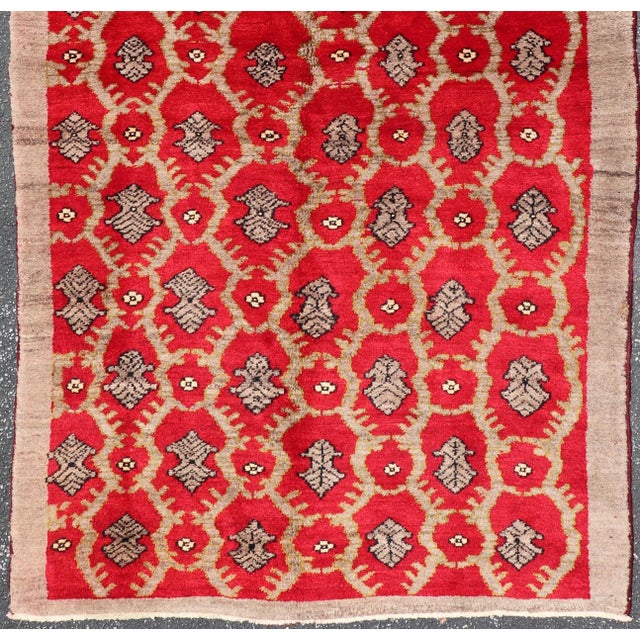 Vintage Turkish Tulu Rug With a Modern Design in Red Background For Sale - Image 4 of 13