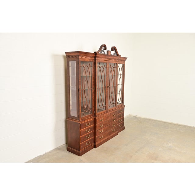 Henredon Henredon Georgian Carved Mahogany Lighted Breakfront Bookcase Cabinet For Sale - Image 4 of 17