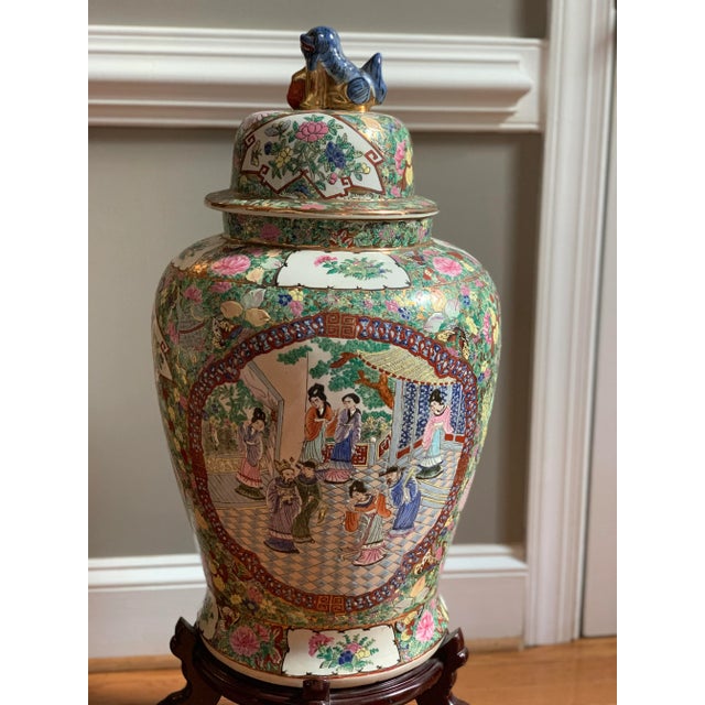 1940s Rose Medallion Famille Rose Foo Lion Temple Jar With Mahogany Stand - 25.5" Tall For Sale - Image 5 of 13