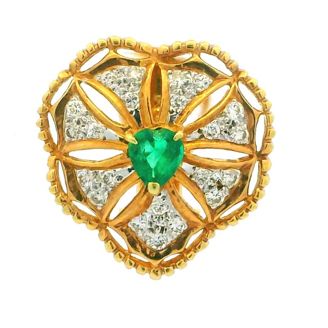 Metal 1980s Italian 18k Gold Emerald and Diamond Openwork Heart Earrings, Pair For Sale - Image 7 of 12