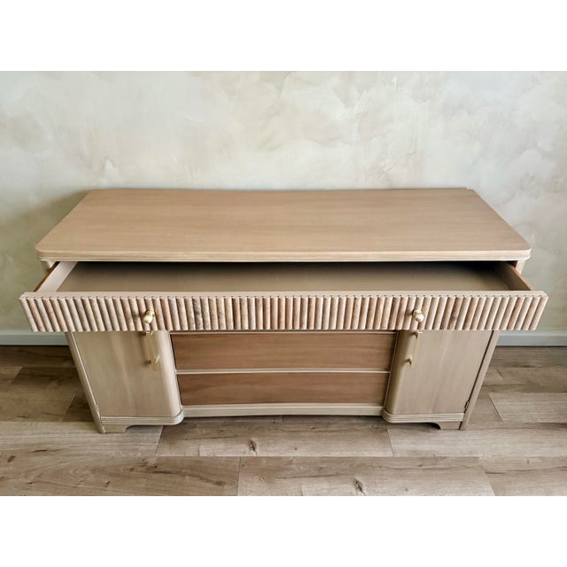 Wood 1940s Modern Fluted Dresser – Vintage Art Deco Dresser in Two-Tone Light Wood With Brushed Brass Hardware For Sale - Image 7 of 7