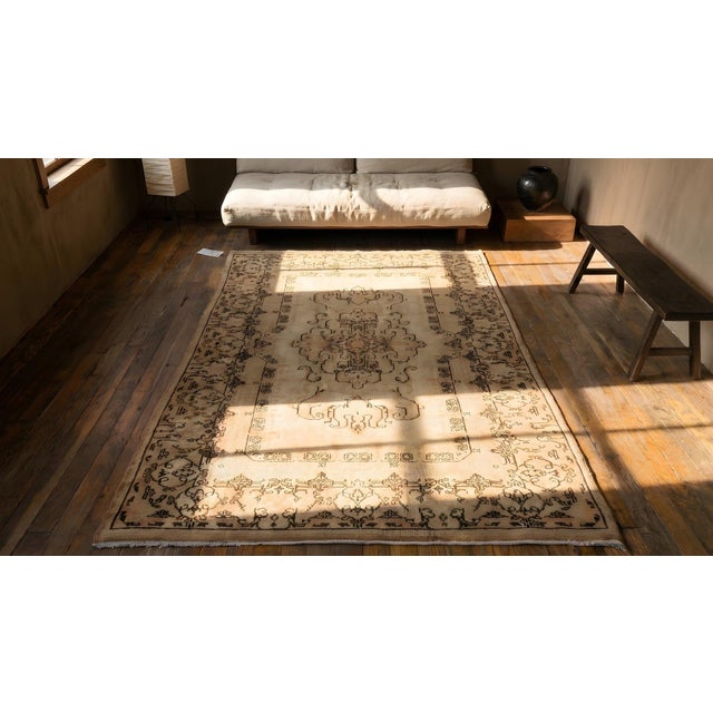 1940s Tan Camel Medallion Antique Turkish Sivas Rug 4' 0" X 7' 2" Handknotted Wool Carpet For Sale In New York - Image 6 of 8