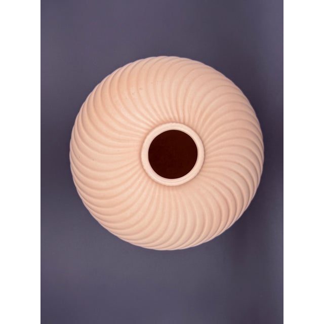 This authentic post-modern ceramic ball vase by Fitz and Floyd features a striking, uniform spiral ribbed design in a...