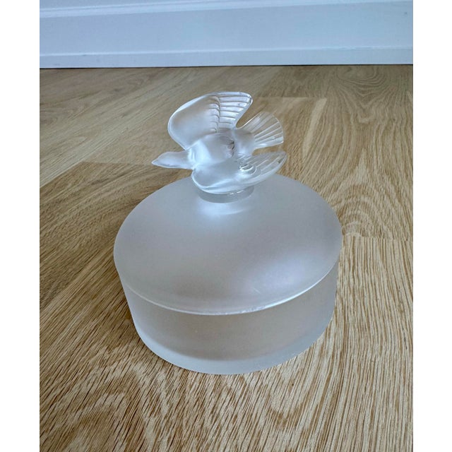 Glass Limited Edition 1975 Lalique for Nina Ricci L’Air Du Temps Frosted Crystal Powder Box, Numbered D-471 For Sale - Image 7 of 9