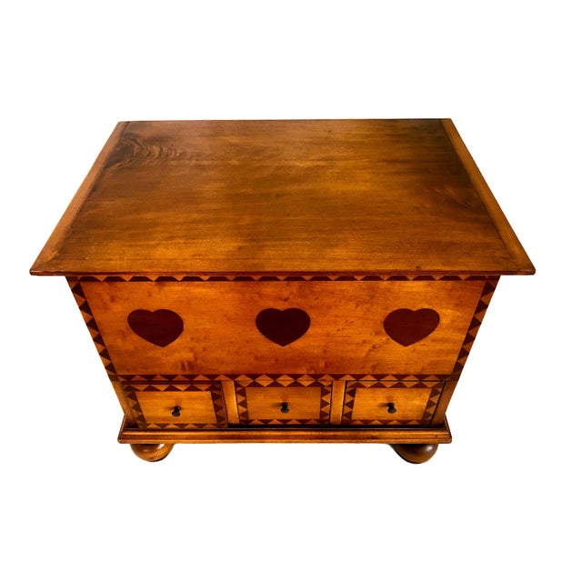 On offer is an Eldred Wheeler Inlaid Maple Sewing Box, handcrafted in Hingham, Massachusetts. Founded in 1977 by Emmett...
