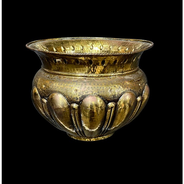 1910s Large English Hand-Hammered Brass Repoussé Round Planter/Jardinière For Sale - Image 5 of 8