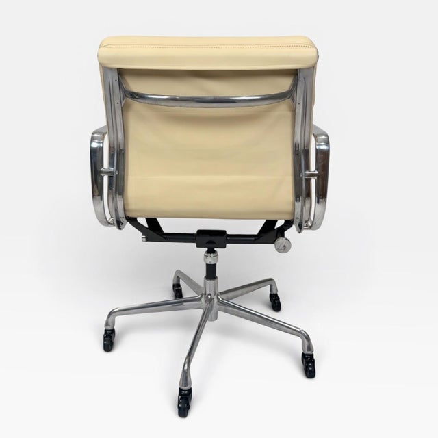 Mid-Century Modern Herman Miller Eames Aluminum Group Soft Pad Management Chair Herman Miller Eames Soft Pad Executive Chair-Parchment Cream / Off-White Leather For Sale - Image 3 of 10