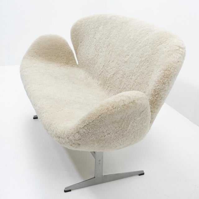 Mid-Century Modern Swan Sofa in Sheepskin by Arne Jacobsen for Fritz Hansen, 2000s For Sale - Image 3 of 16
