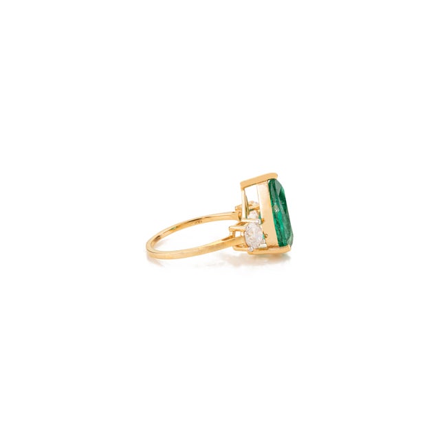 Early 21st Century Retro-Inspired 3.47Ct Pear Cut Emerald & Diamond Statement Ring Size 5.5 in 18k Gold For Sale - Image 5 of 14