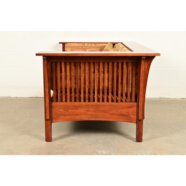 Stickley Mission Arts and Crafts Cherry Wood Prairie Spindle Settle Sofa For Sale - Image 11 of 15