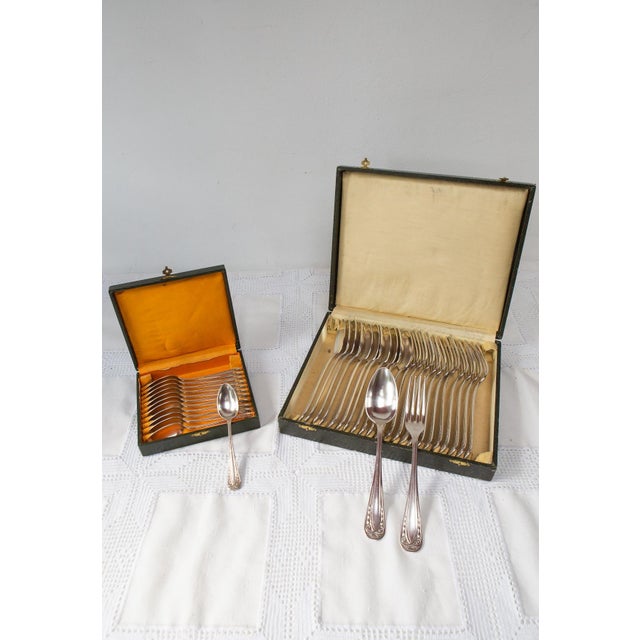 From the Apollo brand, in "métal argenté" (silver-plated metal, 84), dating from the 1930s, with all pieces engraved on...