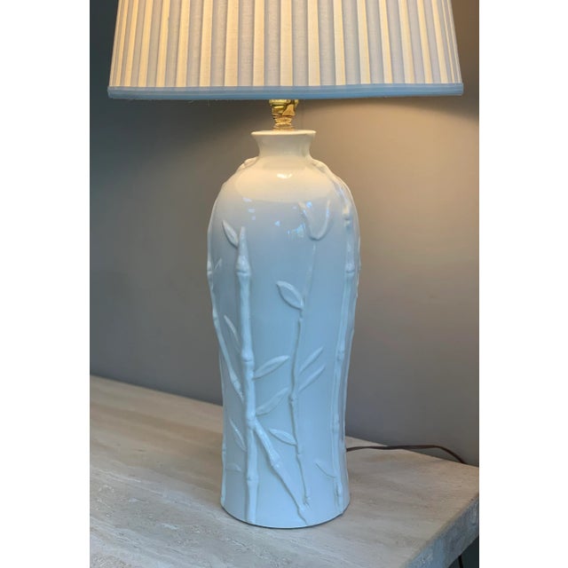 Mid 20th Century Vintage Hollywood Regency Chinoiserie Faux Bamboo Table Lamp For Sale - Image 5 of 7