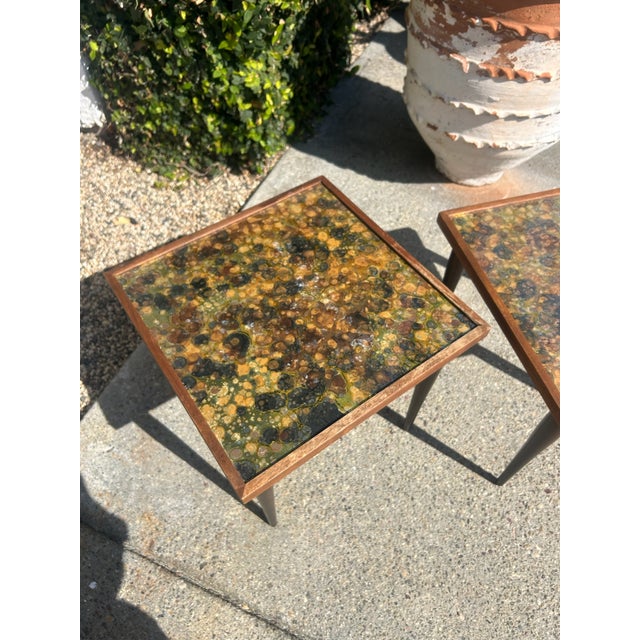 Green Pair of Vintage Resin Mottled Pebble Top Nesting Side Tables, Set of 2 For Sale - Image 8 of 14