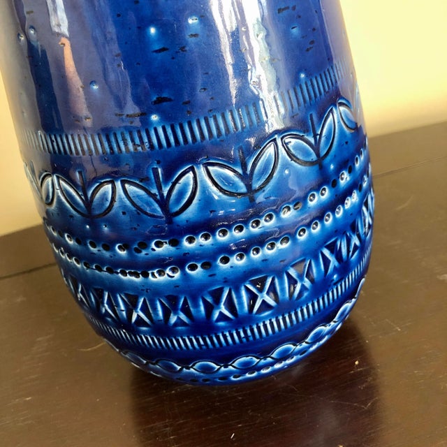 Contemporary Ethan Allen Blue Sgraffito Italian Pottery Vase For Sale - Image 3 of 6