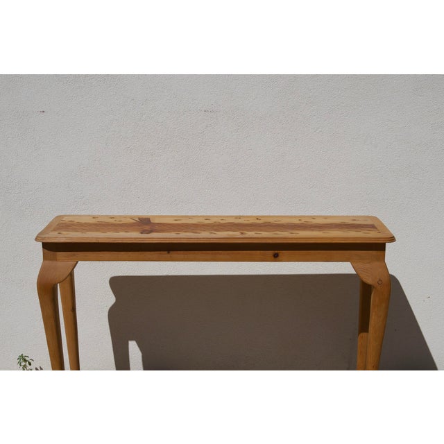 1980s Handcrafted Queen Anne Sofa Table, Fire-Figured Sugar Pine Top For Sale - Image 14 of 14