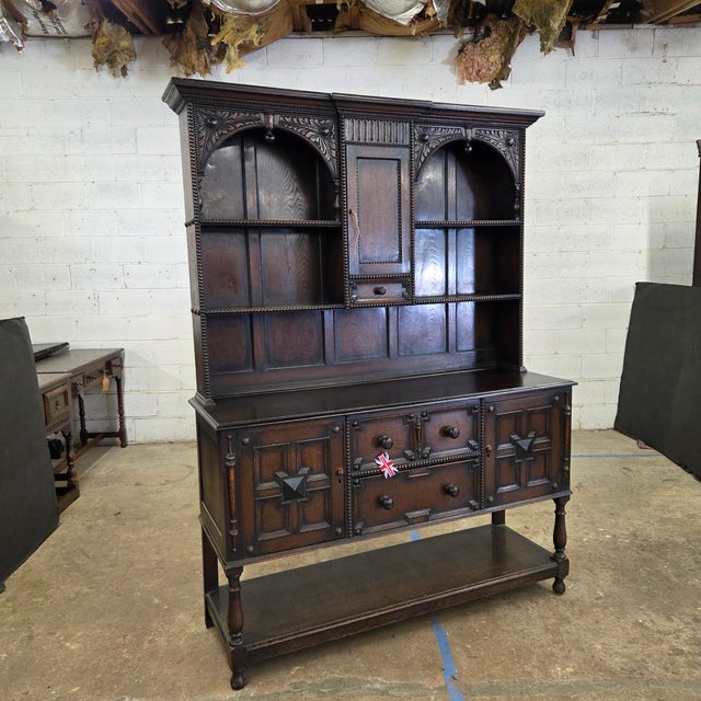 Early 20th Century Handsome Welsh Dresser With Carving, Beading, and Arch Details For Sale - Image 14 of 18