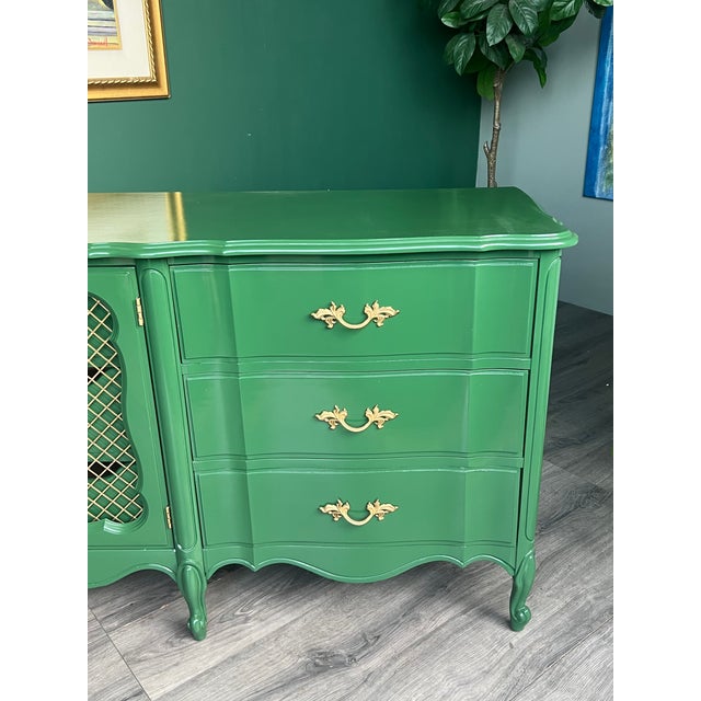 1970s French Provincial Green Lacquered Dresser of Nine Drawers For Sale In Miami - Image 6 of 16