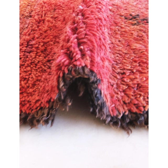 Solid Red Moroccan Rug – Warm Tones of Handwoven Wool A striking piece of minimalist Moroccan artistry, this solid red rug...
