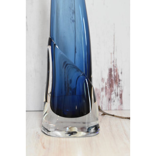 1990s Modern Sleek Branson Midnight Blue Slender Art Glass Calla Vase, Signed For Sale - Image 9 of 13