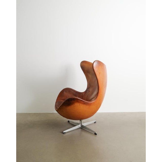 Fritz Hansen Mid-Century Modern Danish Egg Chair in Leather by Arne Jacobsen for Fritz Hansen, 1963 For Sale - Image 4 of 9