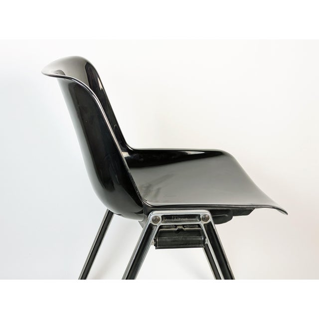 Tecno Modus Stackable Chairs with Desk in Black Plastic and Aluminum by O. Borsani, 1980s, Set of 8 For Sale - Image 4 of 17