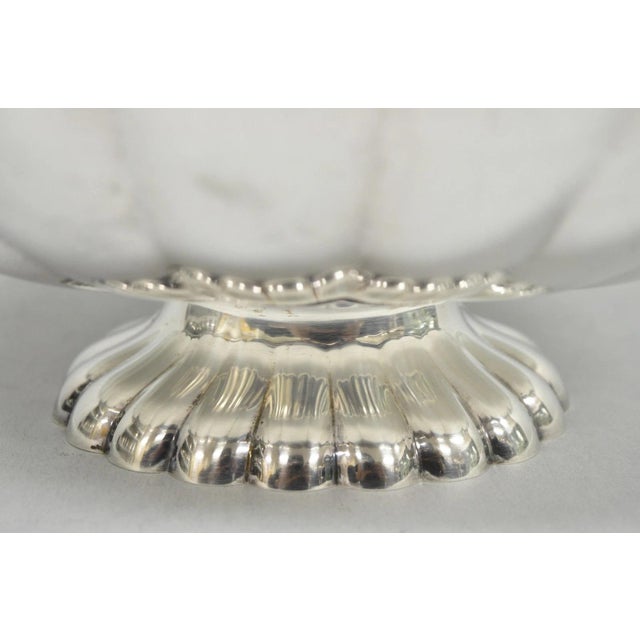 Mid 20th Century Vintage Reed & Barton Modern Silver Plated Oval Scalloped Pedestal Fruit Bowl For Sale - Image 5 of 12