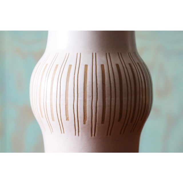 1960s 1960s Gordon and Jane Martz M-166 Lamp for Marshall Studios White With Tan Incisions For Sale - Image 5 of 9