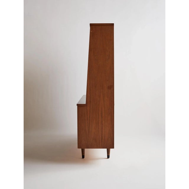 1960s 1960s Walnut Mid Century Modern Buffet & Hutch For Sale - Image 5 of 15