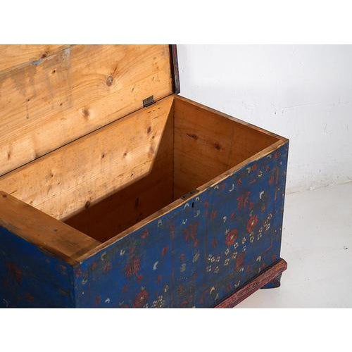 1920s Antique Navy Blue Trunk with Floral Details, 1920s For Sale - Image 5 of 12