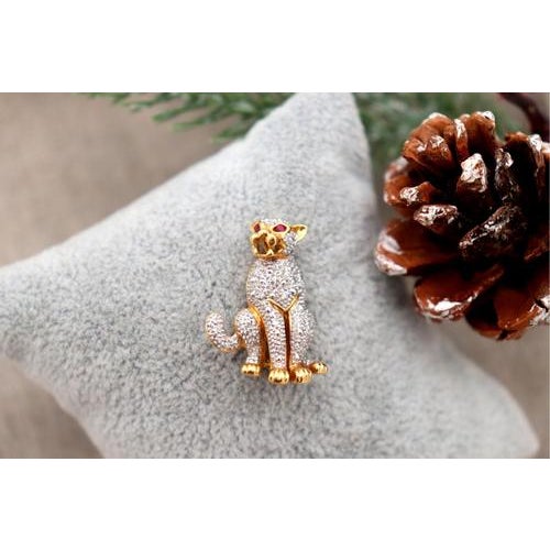 Gold Leopard-Shaped Brooch with Diamonds For Sale - Image 4 of 8