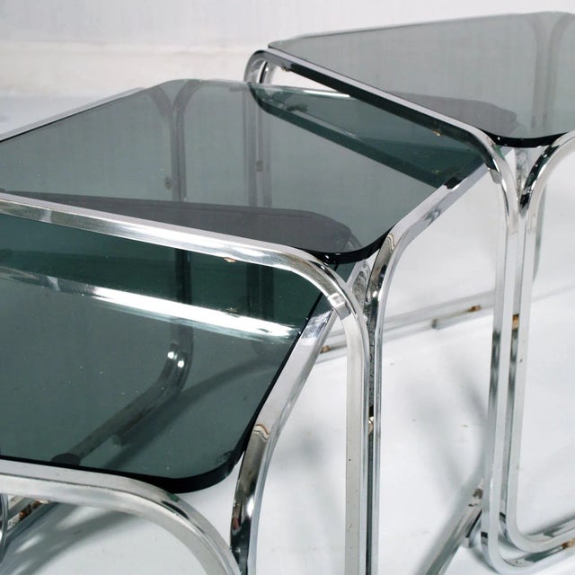 Mid-Century Modern Glass & Chromed Tubular Steel Nesting Tables in the Style of Marcel Breuer, 1950s, Set of 3 For Sale - Image 3 of 6