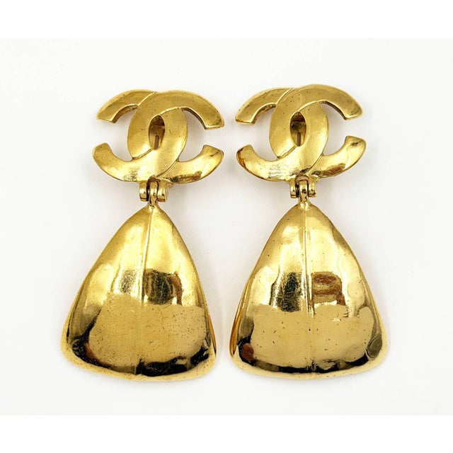 Chanel 1990s Pair of Chanel Vintage Gold Plated CC Hammered Triangle Clip on Earrings For Sale - Image 4 of 5