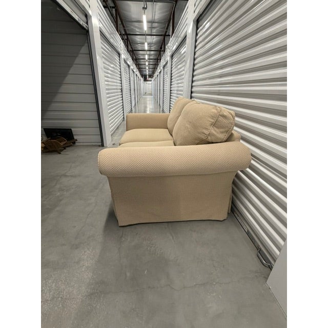 Vintage loveseat made by Vanguard (Craftwork). Well constructed. Versatile bisque color fabric with a textured diamond...