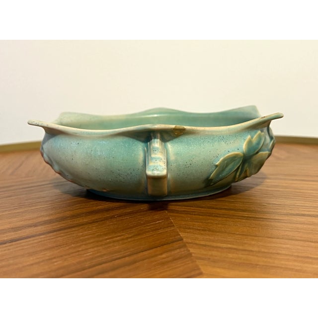 Vintage Roseville Bleeding Heart Handled Bowl Signed 379–6 Estate Find For Sale In New York - Image 6 of 14