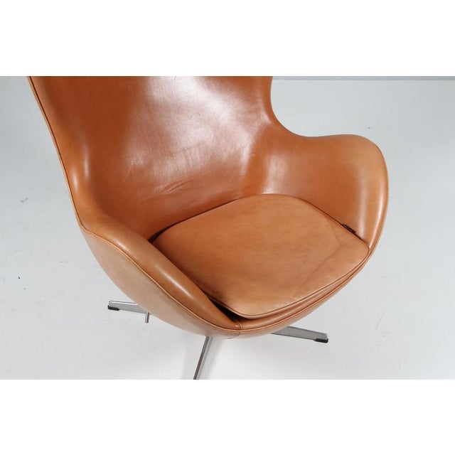 Fritz Hansen Egg Chair in Leather attributed to Arne Jacobsen for Fritz Hansen, 2010s For Sale - Image 4 of 10