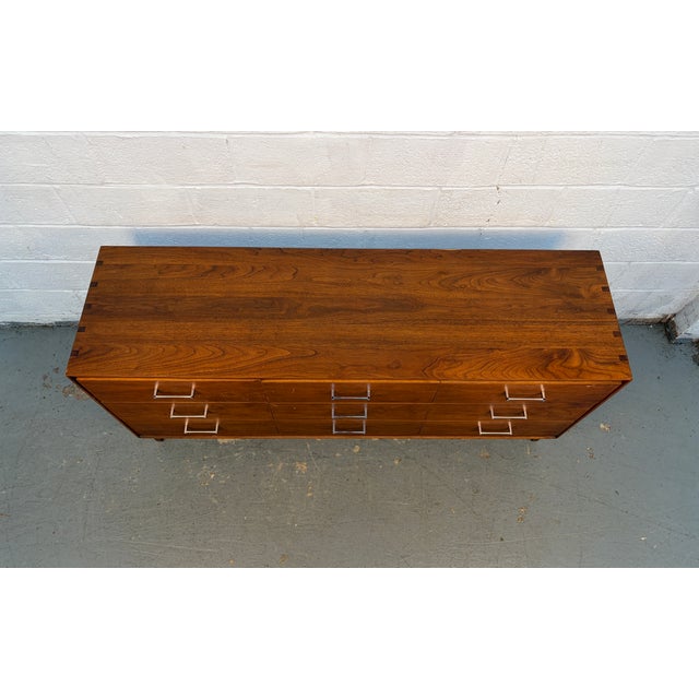 Mid-Century Modern Mid 20th Century Walnut Nine Drawer Dresser by Detroit Furniture Co. For Sale - Image 3 of 15