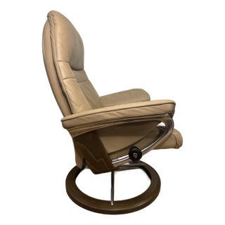 Ekornes Stressless 2017 Recliner/Ottoman (Norwegian Luxury)” Medium Size For Sale