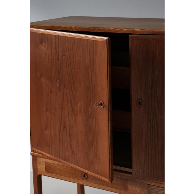 Danish Modern Cabinet in Elm and Pinewood attributed to Børge Mogensen for FDB, 1940s, Set of 2 For Sale - Image 17 of 18