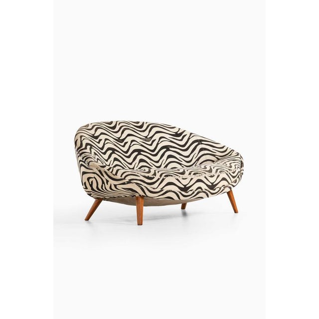 Sculptural Sofa in Beech and Zebra-Pattern Fabric attributed to Folke Jansson, 1950s For Sale - Image 4 of 7
