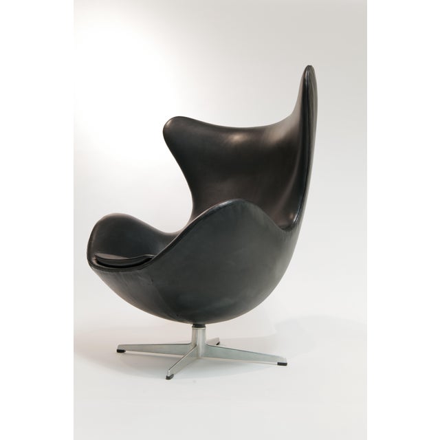 Original Arne Jacobsen Black Leather Egg Chair with Ottoman for Fritz Hansen, Denmark, 1967 A striking example of mid-...