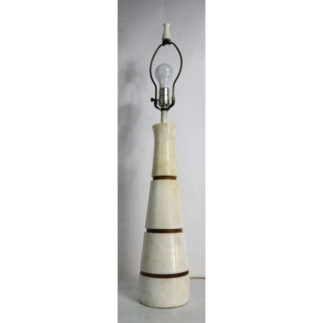 Chic, stylish and sophisticated alabaster and wood table lamp, marked SG Base Made in Italy, of concentric stacked disks...