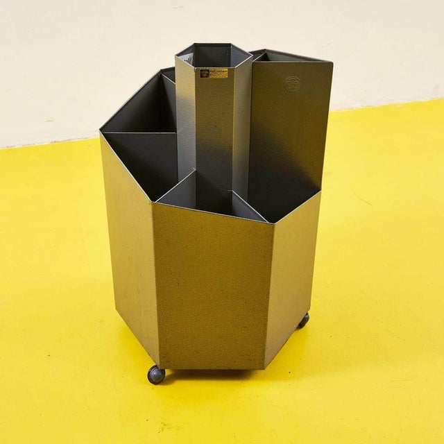 Discover this extraordinary metal storage unit with a unique design, combining functionality and aesthetics. Featuring a...