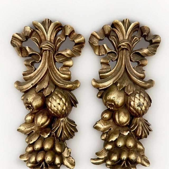 Hollywood Regency Pair of Vintage Syroco Gold Gilt Fruit & Ribbon Wall Plaques For Sale - Image 3 of 16