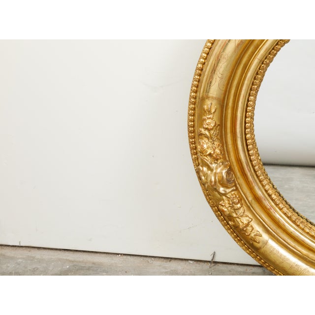 English 19th Century Round Giltwood Mirror with Carved Flowers and Etched Motifs For Sale In Atlanta - Image 6 of 8