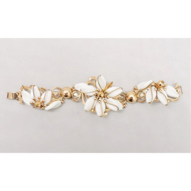 Napier Vintage 1950s Signed Napier White Resin Flowers Bracelet For Sale - Image 4 of 9