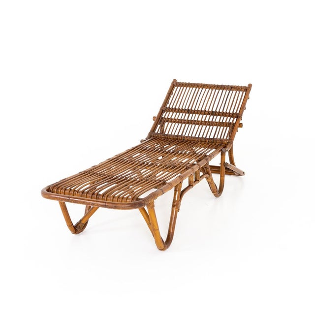 Italian lounger or chaise longue made of rattan with curved feet and angled head end.