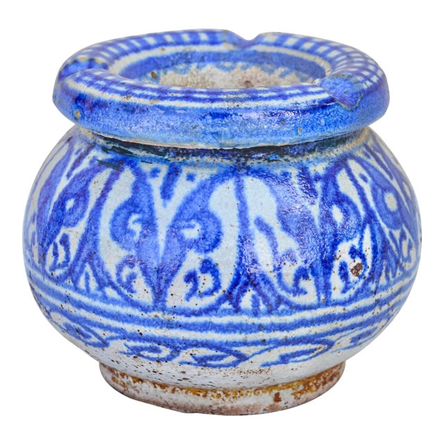 Early 20th Century Handcrafted Moroccan Blue-Patterned Ceramic Ashtray For Sale